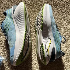 Saucony shoes like new